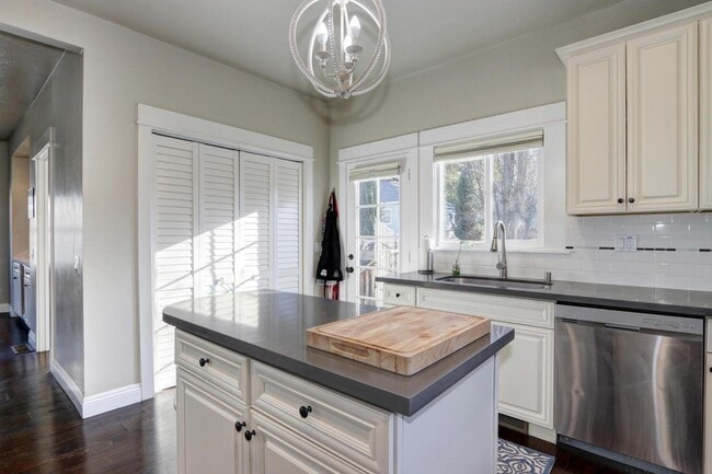 Building Photo - Beautifully Renovated 5 Bedroom Midtown Home