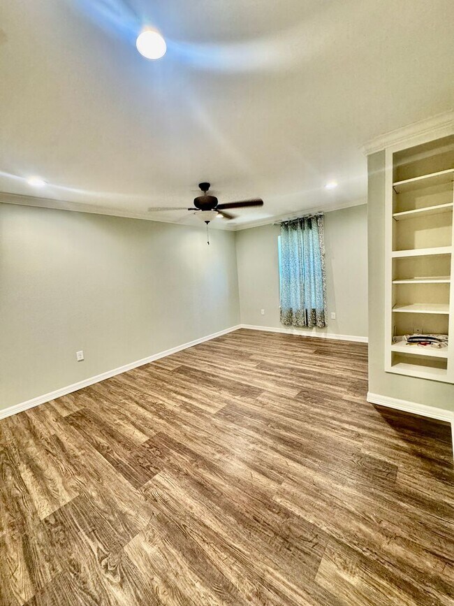 Building Photo - Elegant Estate in the Country Club Setting-Mother in law suite