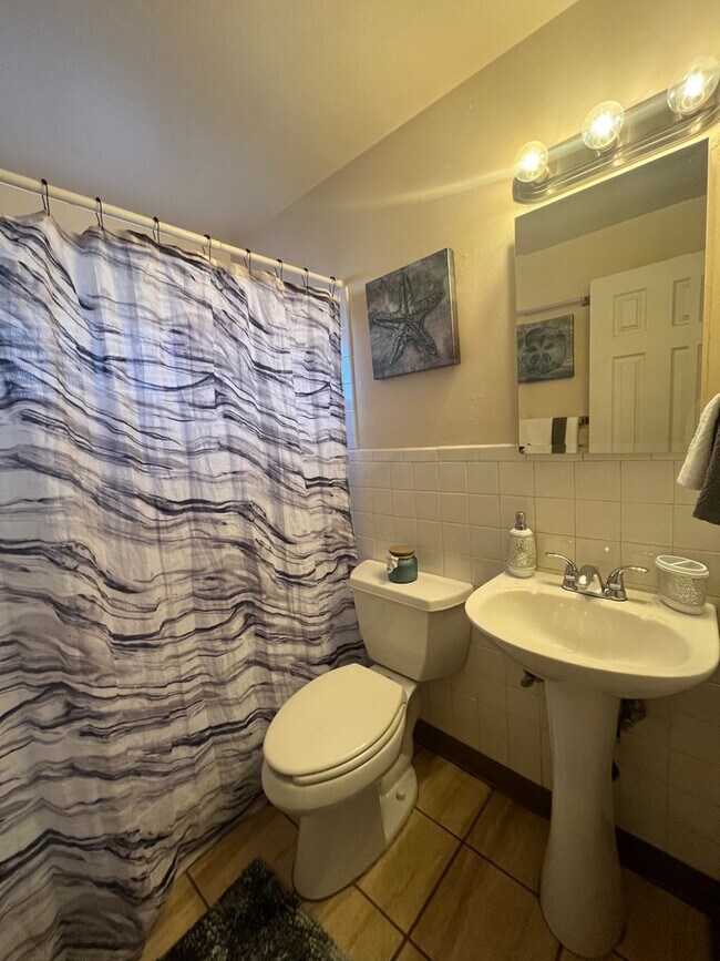 Building Photo - Charming Two Bedroom in Lakewood-Updated, ...