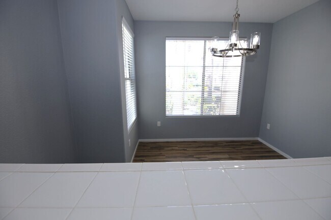 Building Photo - First Floor Condo in Green Valley!