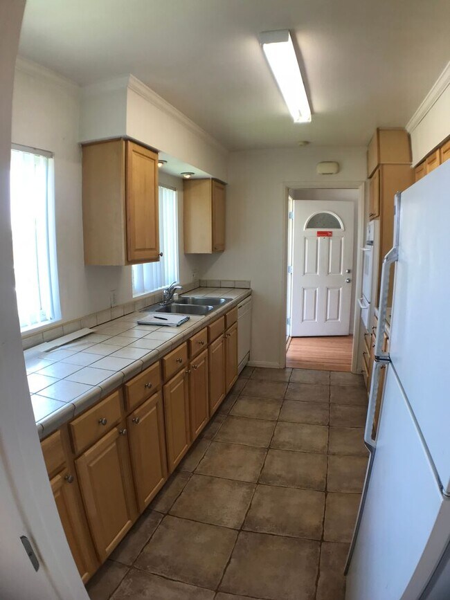 Building Photo - BEAUTIFUL WOOD FLOORS IN THIS- 5 BED 2 BATHROOM- Includes maid service