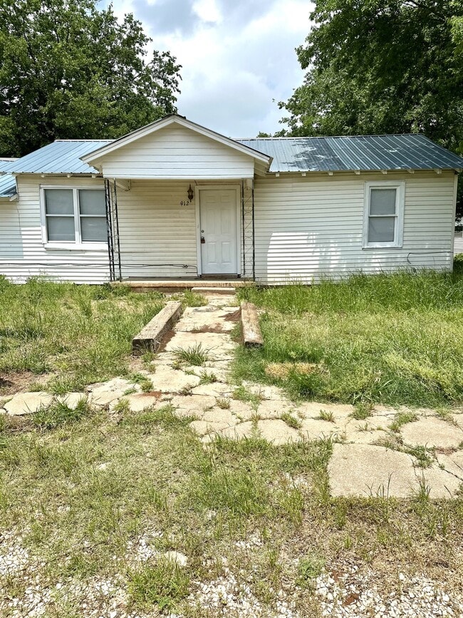 Primary Photo - 912 W Vinita Ave