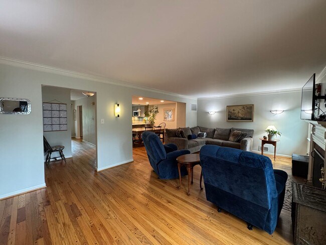 Building Photo - Refreshing 4 Bed 2/2 Bath End Unit Townhom...