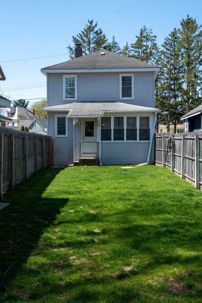 Building Photo - Charming 3 bedroom