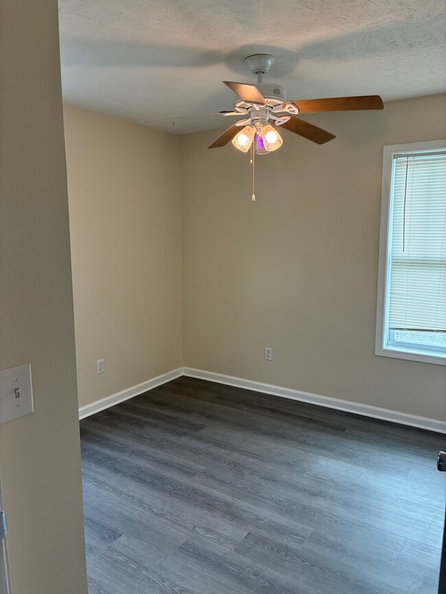 Building Photo - Beautiful 2/1 house