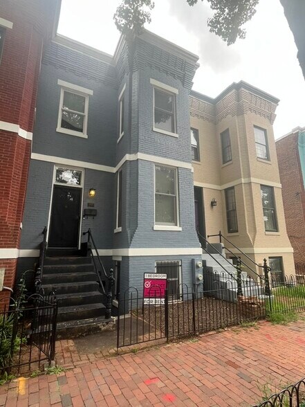 Building Photo - 117 10th St NE