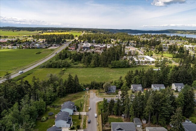 Building Photo - Beautiful Spacious 4 Bedroom 2.75 Bathroom...