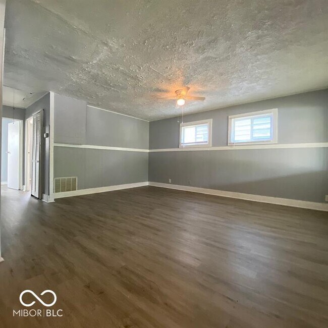 Building Photo - 2933 N Gladstone Ave