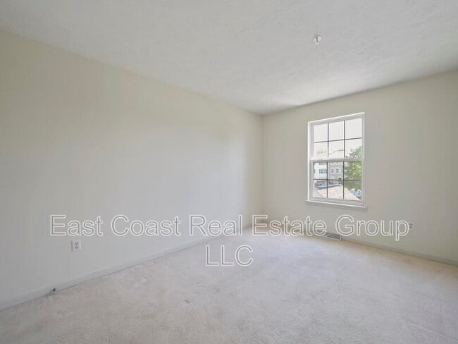 Building Photo - 4910 Edgeware Terrace