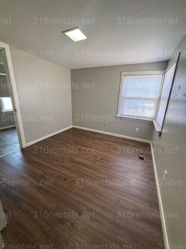 Building Photo - Three bedroom one bath freshly painted house available NOW!