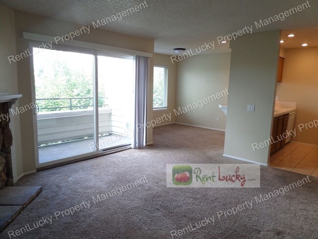 Building Photo - Wonderful 2-Bedroom Top Floor Condo in Renton - Great Location!