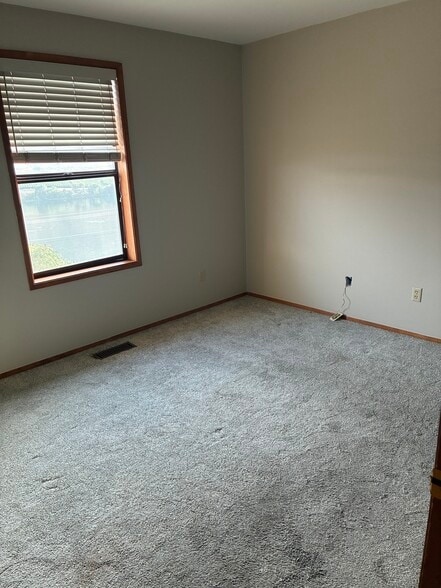 Building Photo - 994 Highline Dr