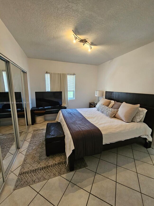 Building Photo - 3500 Coral Wy