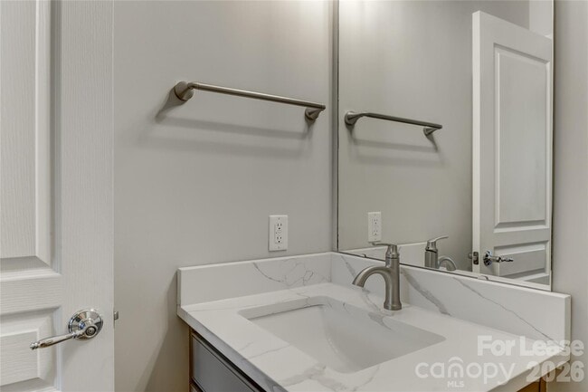 Building Photo - 905 Lyndley Dr