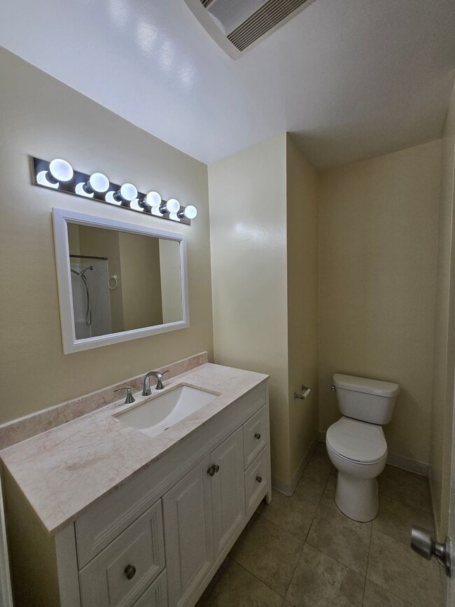 Building Photo - 3 Bedroom Apartment near to LMU, minutes t...