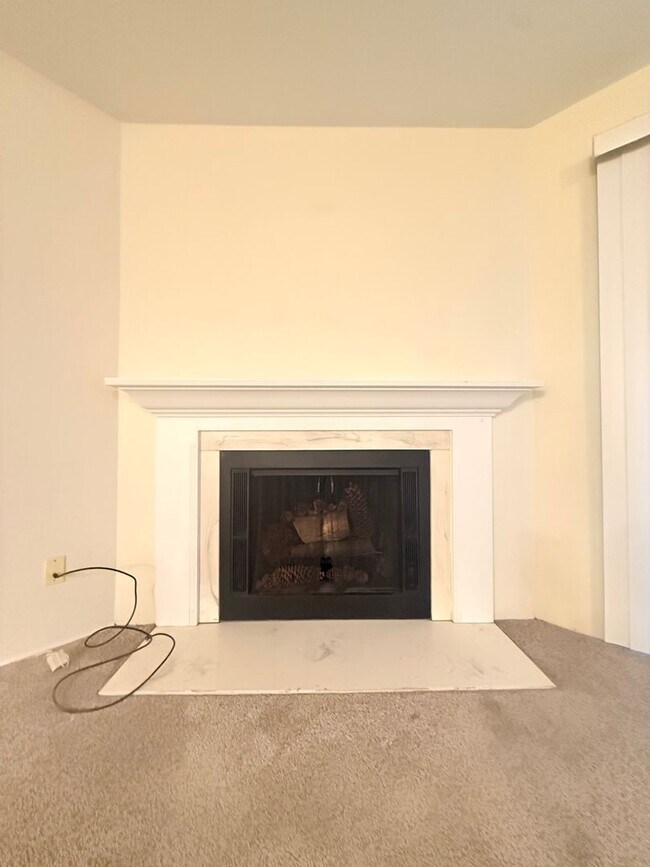 Building Photo - 2BR/2BA | Newly Renovated Condo| Nice views of grassy area | Community Pool!