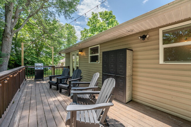 Building Photo - Mountain Lux Home - Centrally Located in Brevard! Furnished Mid- Term Rental Available from Novem...