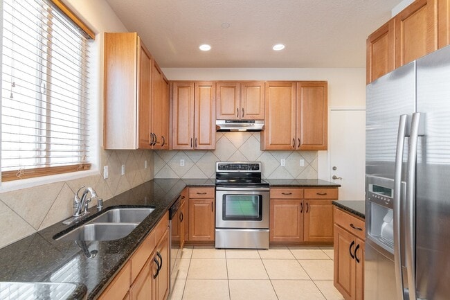 Building Photo - End Unit Townhouse Available Now!