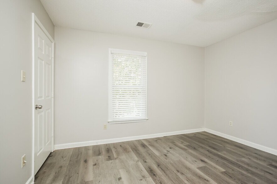 Building Photo - 4498 Whispering Bend Dr