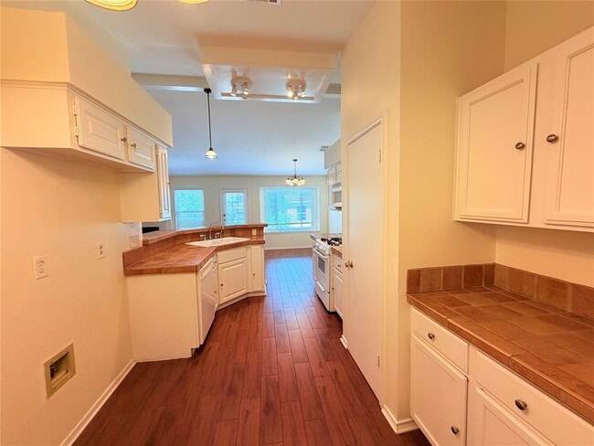 Building Photo - 1703 Hatch Rd