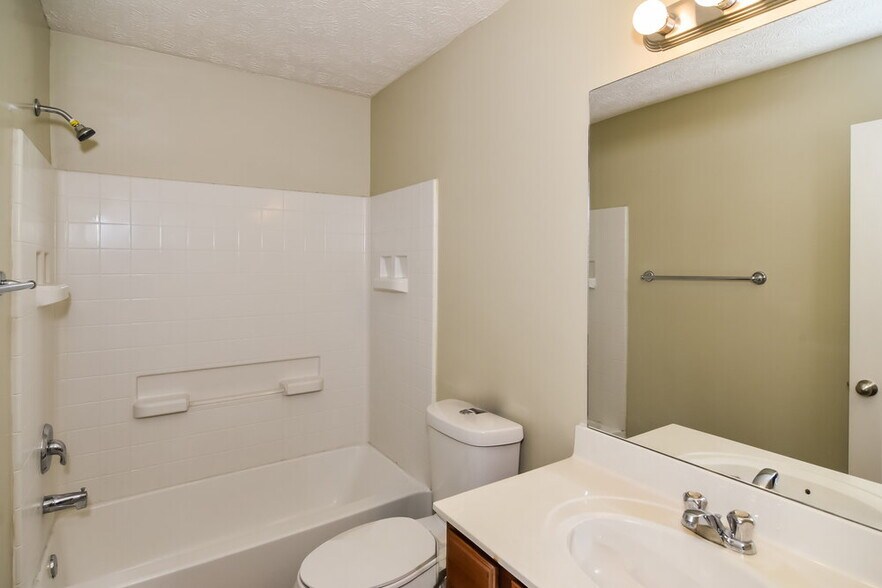 Building Photo - 176 Lyndhurst Dr