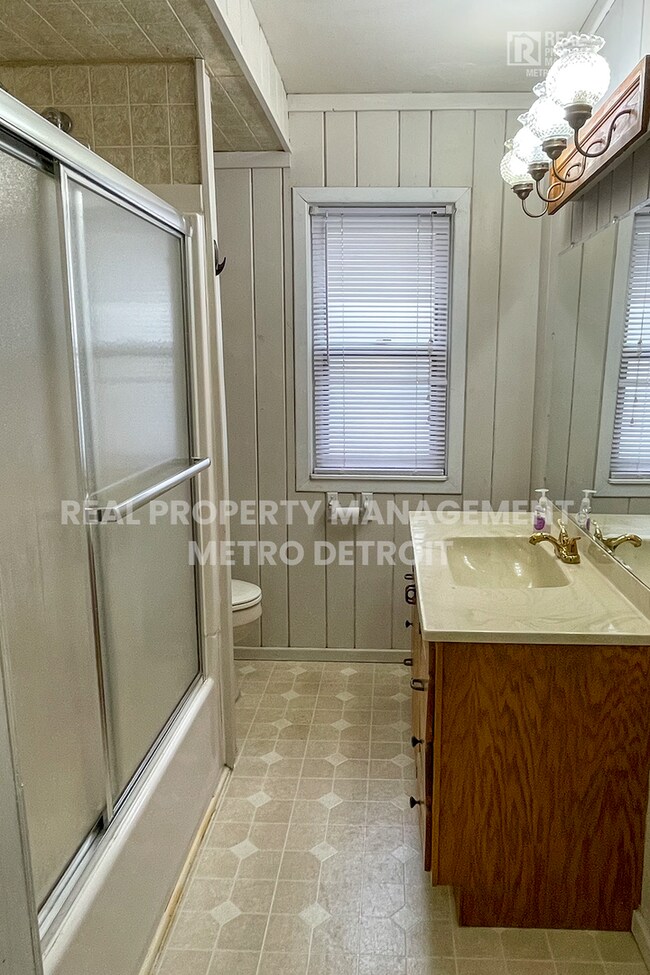 Building Photo - LEASE TODAY and SAVE!!