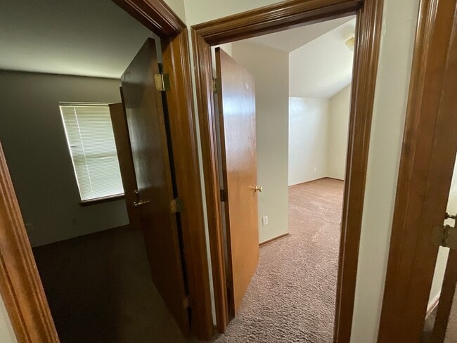 Building Photo - 4 bed, 2 bath, brick, gas stove, dishwashe...