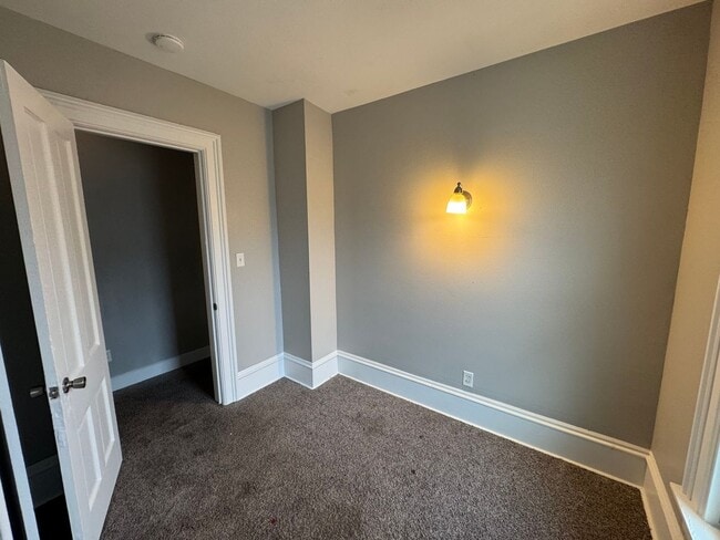 Building Photo - 5 bedroom 2 bath house in Moline