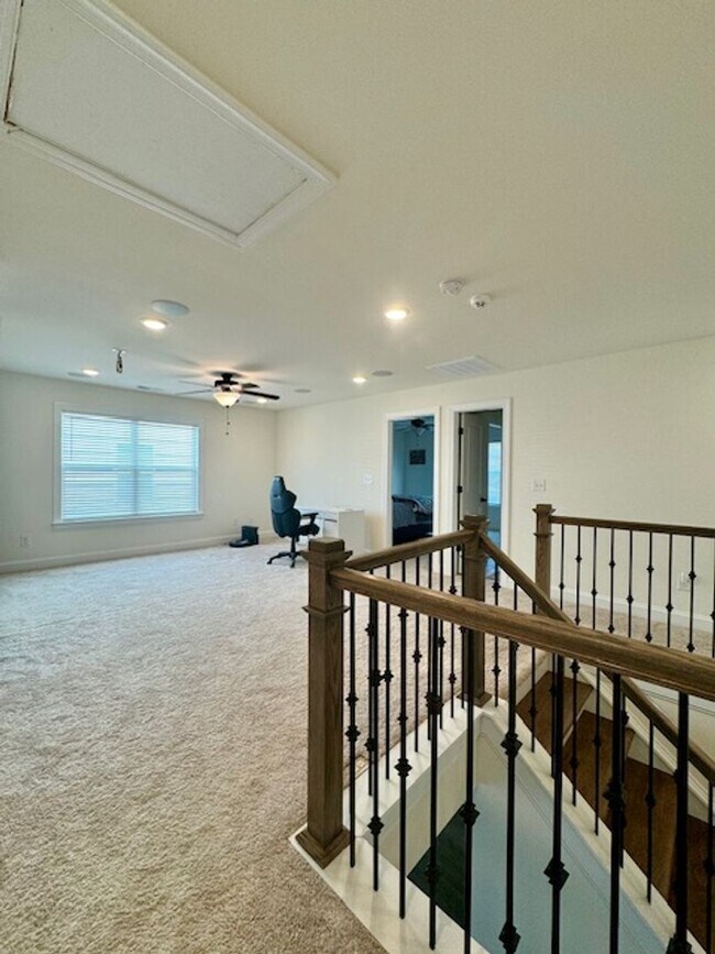 Building Photo - 5BR/4BA w/ Guest Suite + Loft in Hampton Woods