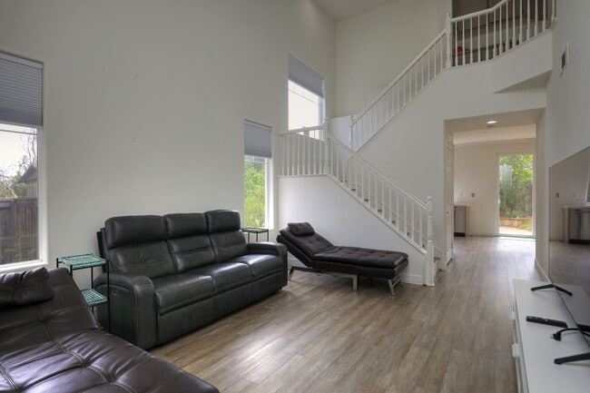 Building Photo - 543 Fireside Ln