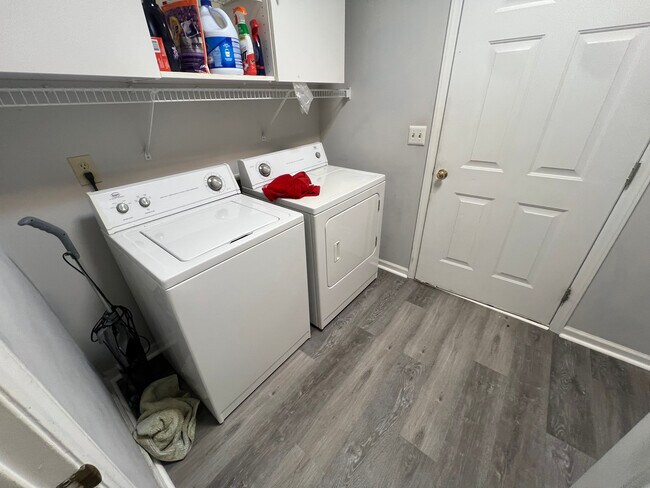 Building Photo - Room in Single Family Home on Daingerfield Dr