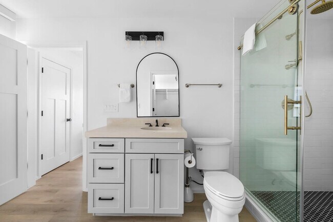 Building Photo - 2701 Bumble Bee Dr