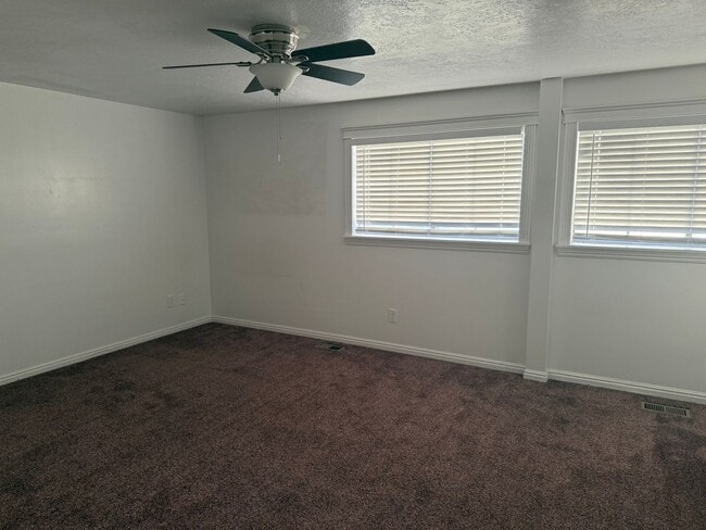 Building Photo - Beautiful home with lots of parking and central air