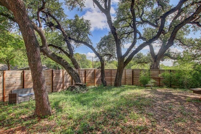 Building Photo - 3317 S Oak Dr