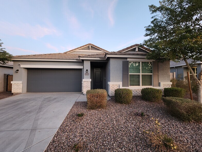 Building Photo - 4324 W Desert Ln