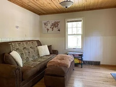 Building Photo - 9485 Country Club Rd