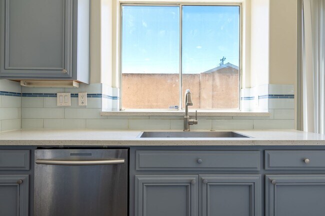 Building Photo - ***Exceptional 3BR/2.5BA Residence in Prime *** San Leandro Location