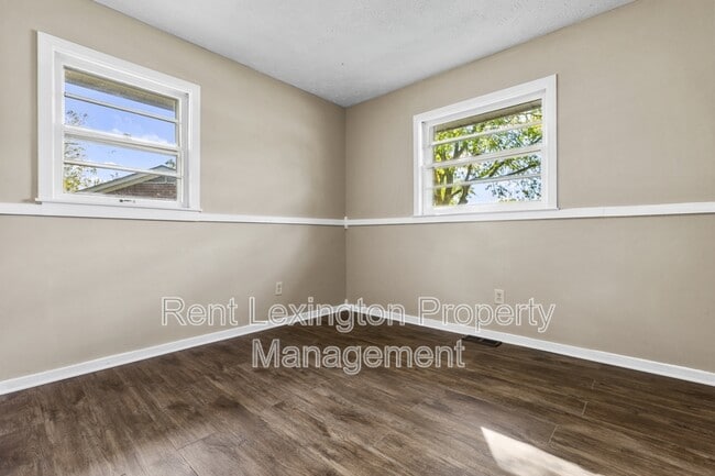 Building Photo - 2461 Mirahill Dr