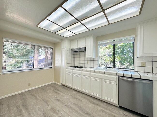 Building Photo - Saratoga 2 Bedroom Upstairs Unit in Great Complex!