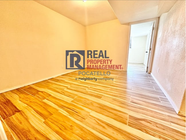 Building Photo - 5 Bedroom 3.5 Bath House - Pet Friendly