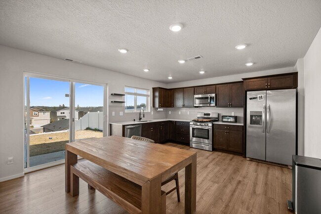 Building Photo - Beautiful 2022 Built Home With Views!