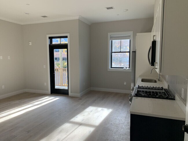 Building Photo - Renovated 3 bed and 2 bath with in unit la...