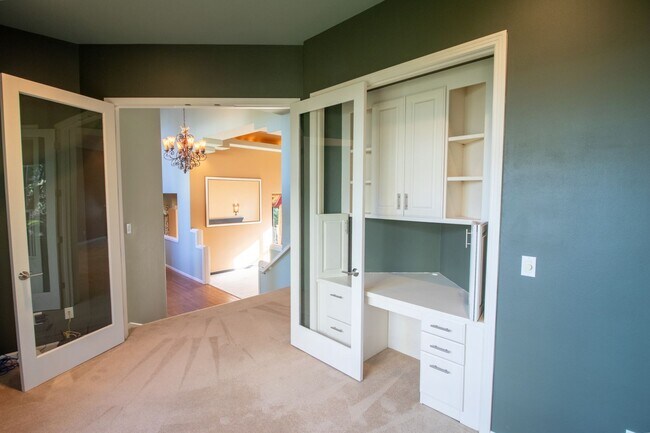 Building Photo - 4bd/4ba Bellevue Home
