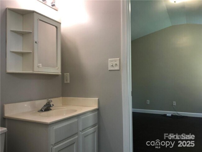 Building Photo - 231 Woodlynn Dr