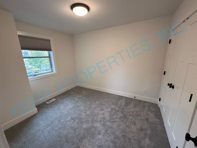 Building Photo - Charming 3-Bed Townhouse Oasis with 2.5 Baths on Pleasant St, Sandy, OR – 1,534 Sq Ft of Comfort!