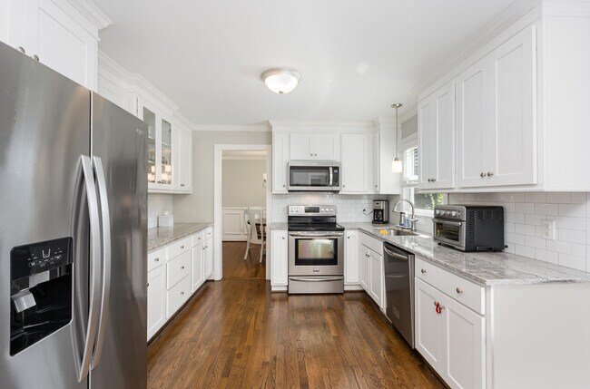 Building Photo - 4901 Stonehill Dr