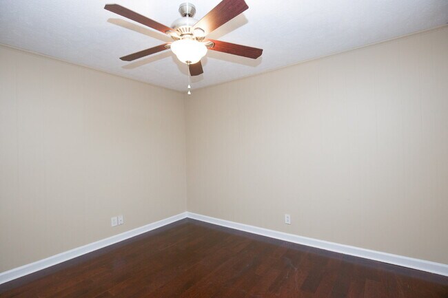 Building Photo - Retro Ranch only minutes from downtown Sou...