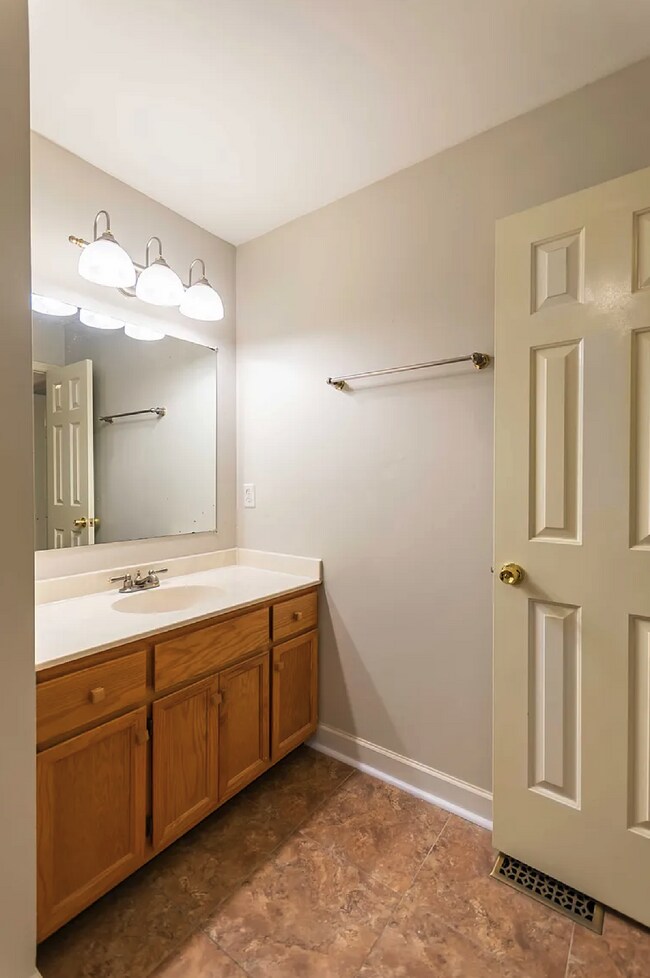 Building Photo - 3 bd/2bth w/fenced in yard, 15 min from do...