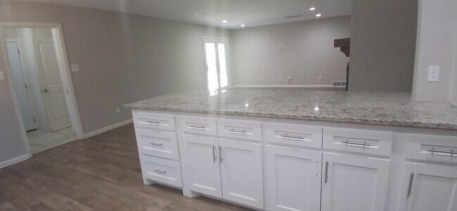 Building Photo - Beautiful 7 beds 3 baths in Ryanwood!
