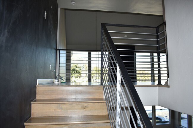 Building Photo - Modern home with pool in Arlington